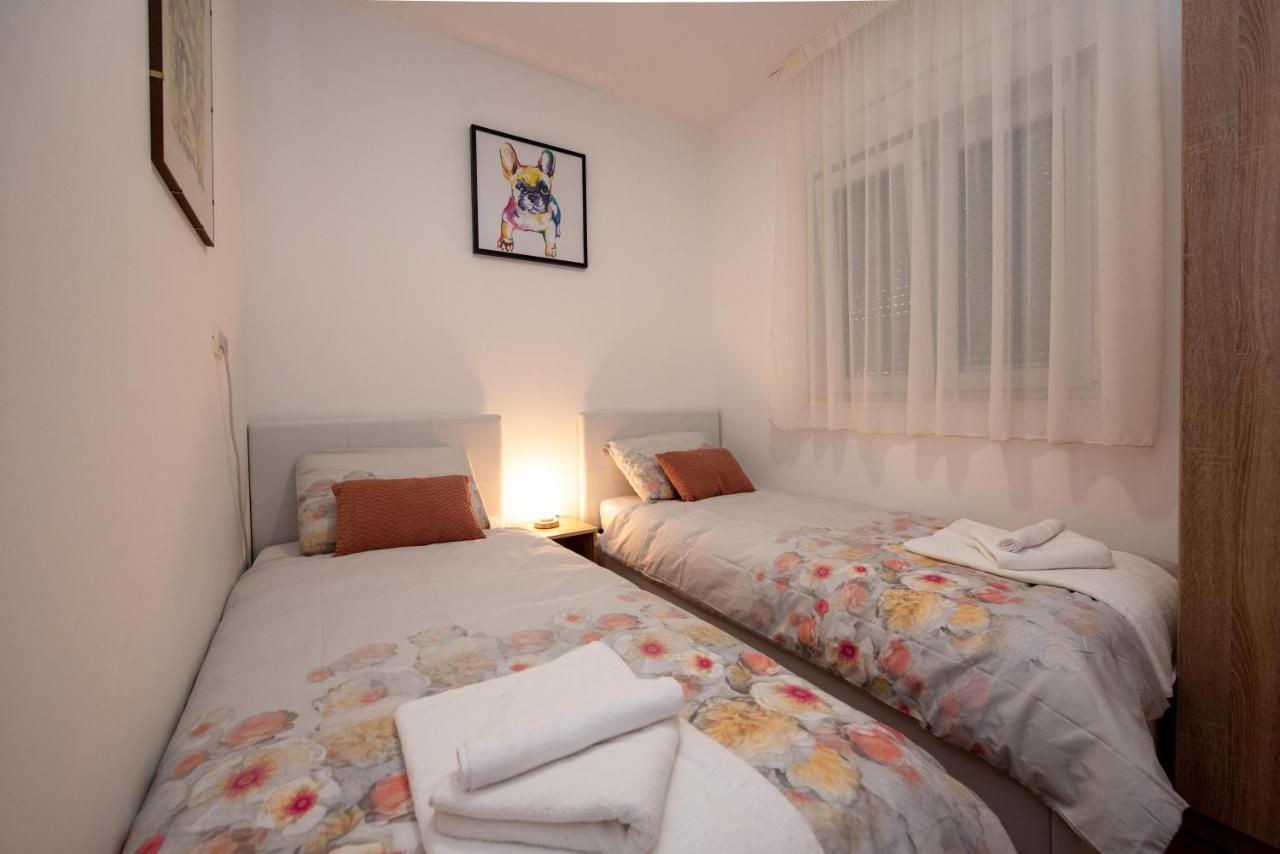 Apartment Miss Tina Трогир Екстериор снимка