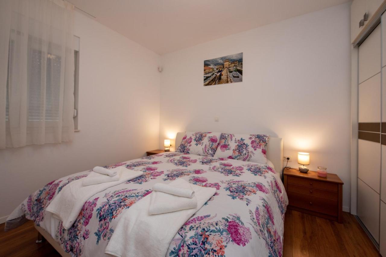 Apartment Miss Tina Трогир Екстериор снимка